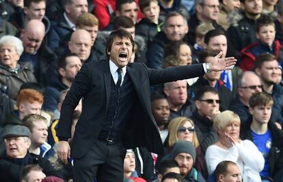 Antonio Conte da instrucciones a sus jugadores durante el partido contra el Arsenal.