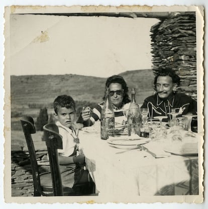 Gala coge de la mano a Joan, mientras Dalí lo mira, tras una comida en la terraza del hotel Port Lligat, en 1949, en una imagen realizada por Pablo Sagnier Costa.