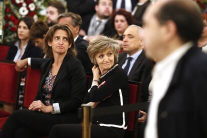 Las ministras Teresa Ribera y María Luisa Carcedo Roces, este sábado, en la capilla ardiente.