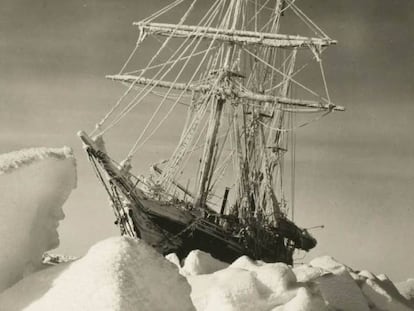 El 'Endurance' de Shackleton, atrapado en el hielo; la foto fue tomada por el documentalista de la expedición, Frank Hurley.