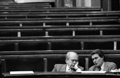 Jordi Pujol y Artur Mas, consejero de Economía de la Generalitat, durante un descanso del debate de los Presupuestos de 2001.