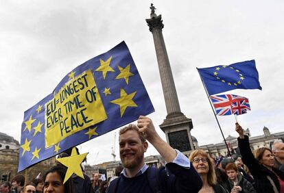 Un hombre sostiene un cartel contra el Brexit durante la marcha por el centro de Londres.