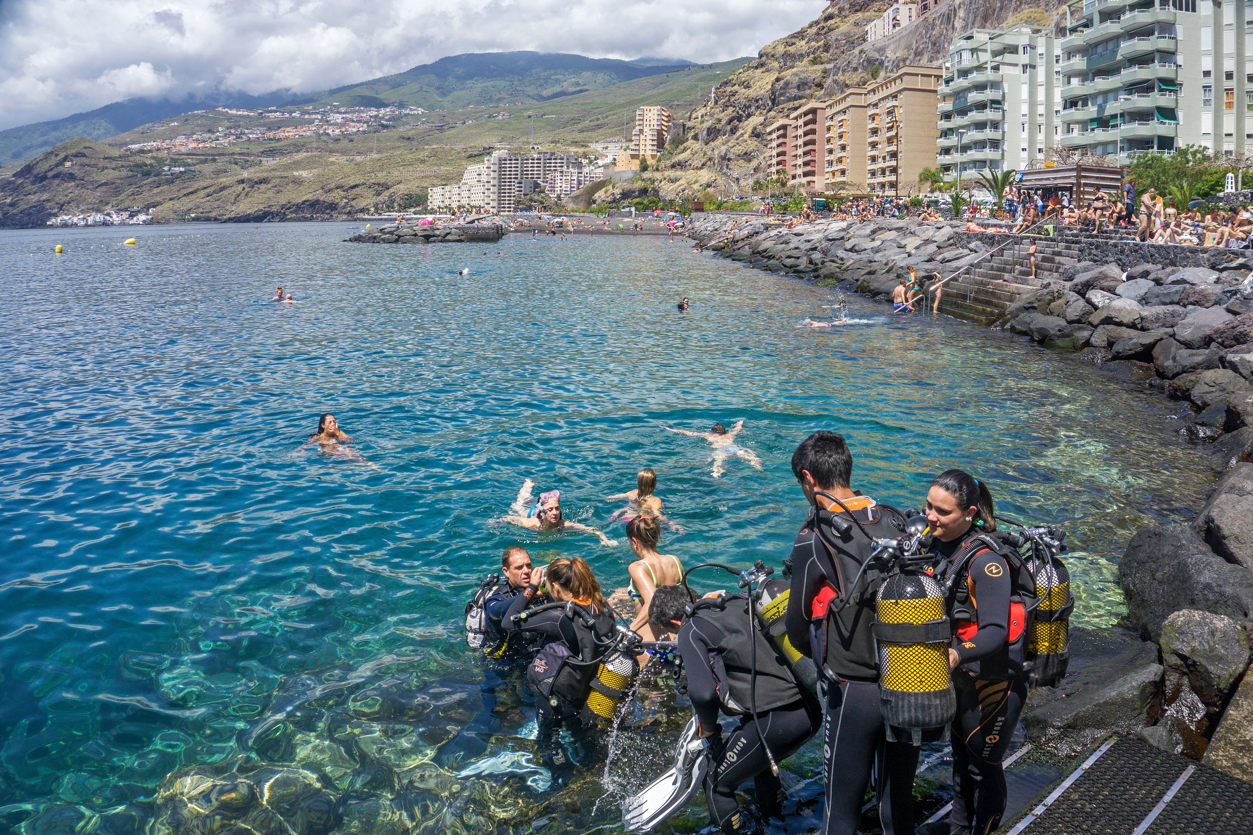 Un grupo de buceadores entrando al agua en Radazul, al sureste de la isla.