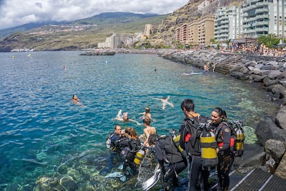 Un grupo de buceadores entrando al agua en Radazul, al sureste de la isla.