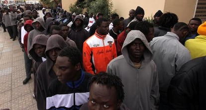 Inmigrantes que saltaron la valla, en la comisaría de Melilla.