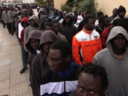 Inmigrantes que saltaron la valla, en la comisaría de Melilla.