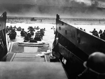 Soldados norteamericanos desembarcan en Normandía bajo el fuego de ametralladoras alemanas.