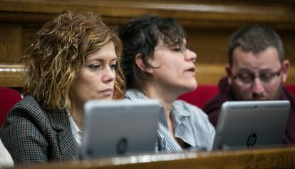 La dipudata Elisenda Alamany, asseguda a la seva nova ubicació amb els diputats de la CUP.