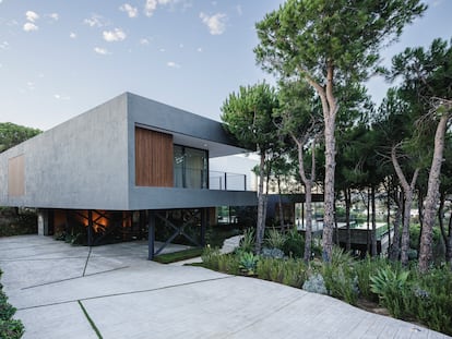Hormigón y aires industriales son la marca de la casa del estudio malagueño Flow81.