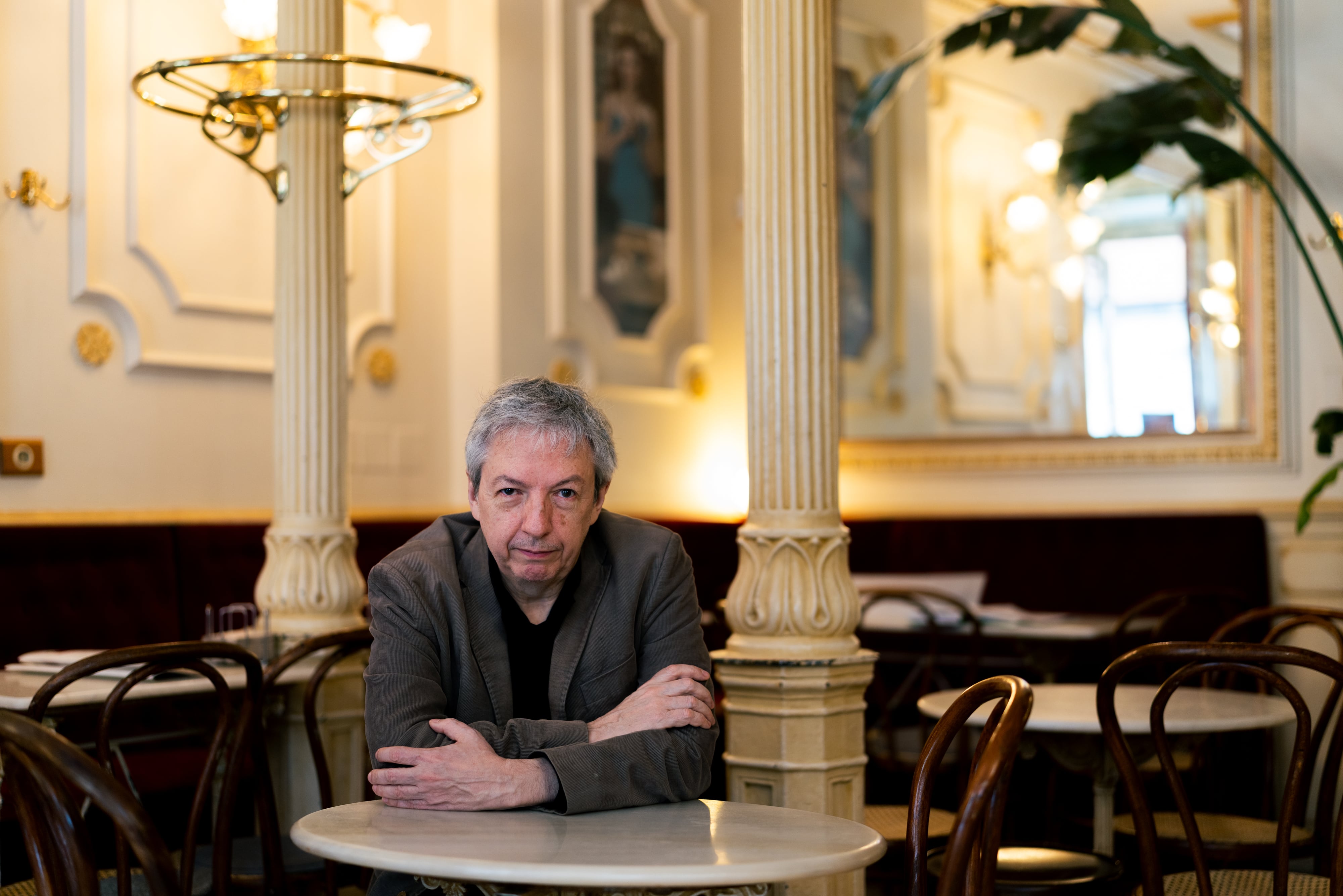 El premio Alfaguara de novela, David Toscana, en el café Manuela, en Madrid, el 8 de abril. 