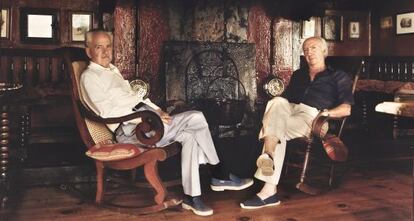Los hermanos Julio Caro Baroja (izquierda) y Pío Caro Baroja, ante la chimenea de Itzea, la casa familiar en Vera de Bidasoa.
