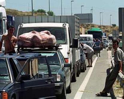 Algunos conductores salieron ayer de sus coches ante el enorme atasco en la N-340, cerca de Estepona.