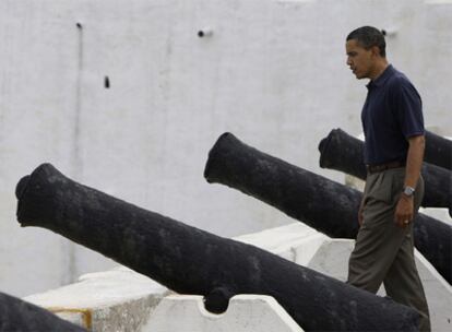 Obama, en el castillo de Cape Coast, desde donde los esclavos salían hacia América.