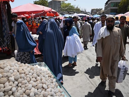 Una mujer con burka compraba el sábado en un mercado en Kabul.