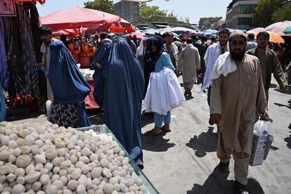 Una mujer con burka compraba el sábado en un mercado en Kabul.