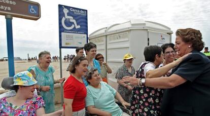 La alcaldesa de Valencia, Rita Barberá, en la playa de El Cabanyal.