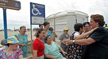 La alcaldesa de Valencia, Rita Barber&aacute;, en la playa de El Cabanyal.  