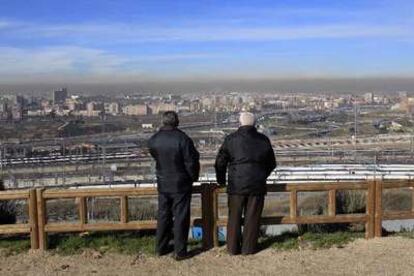 El mirador de Entrevías ofrecía ayer una visión espectacular de la densidad de la polución en el cielo de Madrid.
