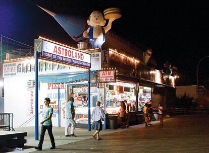 Este espacio de ocio, que se levanta en en Coney Island desde hace casi medio siglo, ha sido foco de atracción para familias, artistas y 'frikis'. Pero hace un año la empresa Thor Equities compró el parque Astroland, donde está El Cyclone, la montaña rusa más antigua del país, construida en 1926. Un paso hacia la conquista de esta zona.