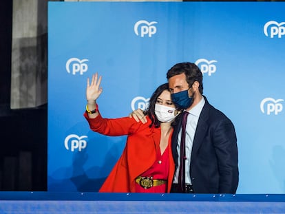 La presidenta de la Comunidad de Madrid y vencedora en las elecciones regionales, Isabel Díaz Ayuso, acompañada por el presidente del PP, Pablo Casado, este martes en la sede del partido en la calle de Génova.