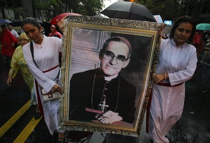 Cientos de devotos del mártir salvadoreño Óscar Arnulfo Romero se unieron a la procesión, este viernes, en el marco de las actividades previas a su beatificación.