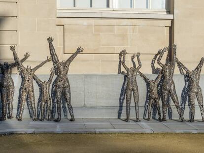 La escultura 'Centre fermé, rêve ouvert', del congoleño Freddy Tsimba, en el exterior del MRAC, en Bruselas.