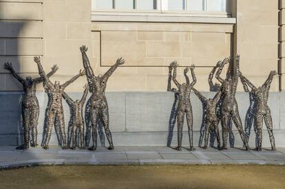 La escultura 'Centre fermé, rêve ouvert', del congoleño Freddy Tsimba, en el exterior del MRAC, en Bruselas.