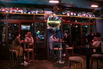 Un bar del barrio de Gemeyze en Beirut recupera clientes durante las fiestas navideñas.