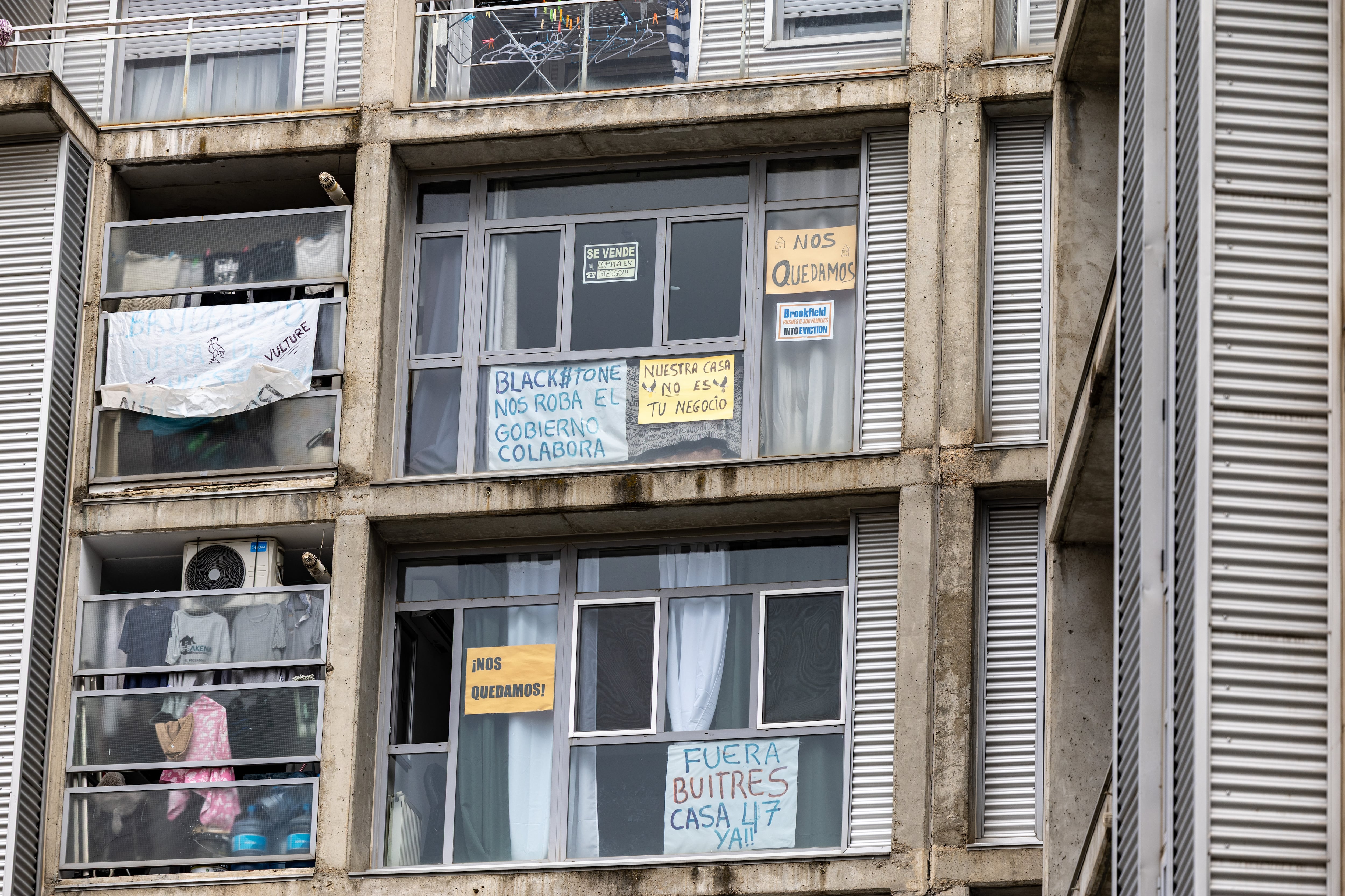 Hogares de afectados por la venta de vivienda publica de Ana Botella al fondo buitre Blackstone, en el bloque madrileño de la Calle Jacobeo 62A.