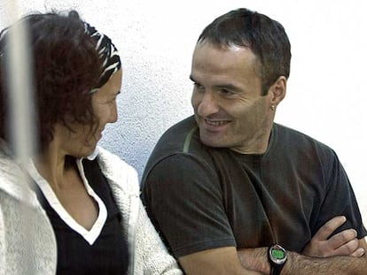 Los etarras Ainhoa Mujika y Juan Antonio Olarra, ayer, en la <i>pecera</i> de la Audiencia Nacional.