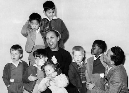 Joséphine Baker y su marido, Joe Bouillon, posan con siete de sus 12 hijos adoptados. Jean-Claude es el primero desde la izquierda.