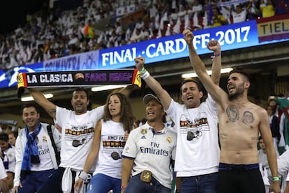 Torcedores do Real Madrid nas grades do Estádio Millennium em Cardiff.