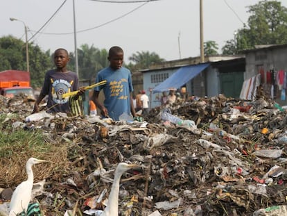 Dos menores entre montones de basuras en Kinshasa, en la República Democrática del Congo.