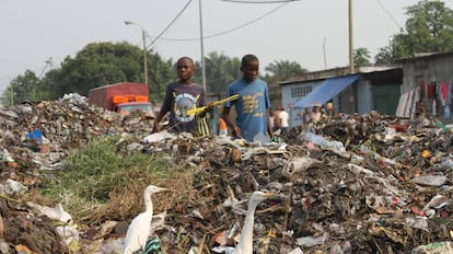 Dos menores entre montones de basuras en Kinshasa, en la República Democrática del Congo.