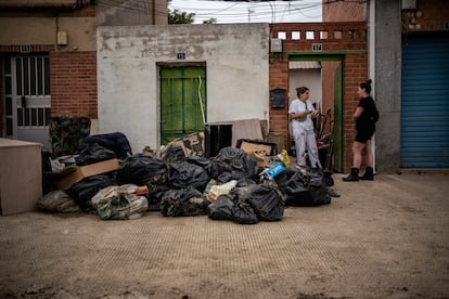 Bolsas de basura acumuladas en la puerta de una vivienda del centro del pueblo.