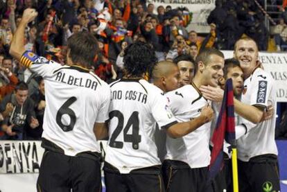 Celebración del primer gol del Valencia, durante la cual ha cedido una valla y han resultados heridas de levedad ocho personas.