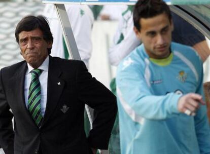 Chaparro, a la izquierda, con Casto durante el Betis-Numancia, su último partido con el equipo.