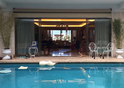 La piscina de la casa de Ava Gardner en 'Arde Madrid' después de una bacanal, en una imagen del rodaje.