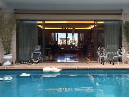 La piscina de la casa de Ava Gardner en 'Arde Madrid' después de una bacanal, en una imagen del rodaje.