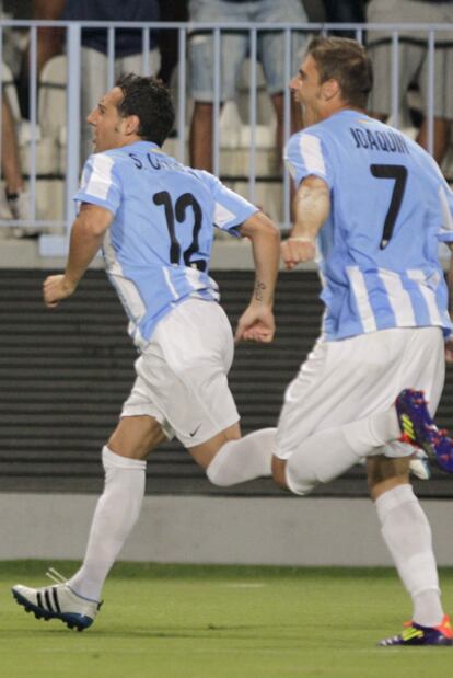 Cazorla y Joaquín celebran el primer gol del partido.