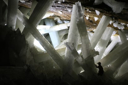 Prismas gigantes de selenita en la cueva de los Cristales de Naica (México).