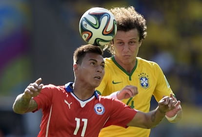 Valdivia cabecea el esférico ante David Luiz.