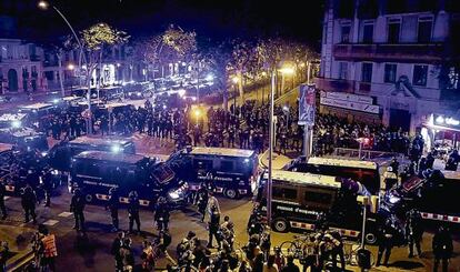 Furgonetas y agentes de los Mossos,el sábado rodeando a unos 300 manifestantes que protestaban por el desajolo de Can Vies.