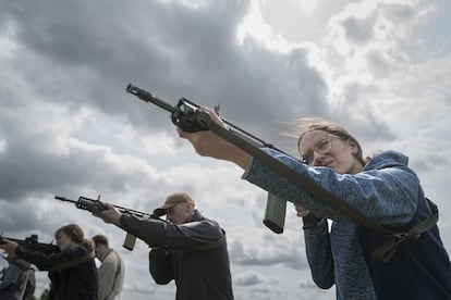 Agnieszka Pappe aprende a manejar un arma, descargada, en la jornada de entrenamiento militar el 31 de mayo.