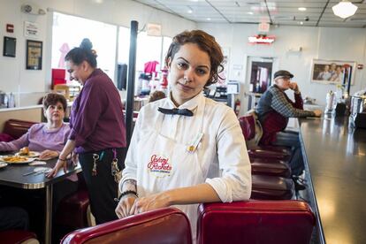 Amanda García, camarera de una cafetería en la ciudad, cuenta que cada vez tiene menos trabajo.