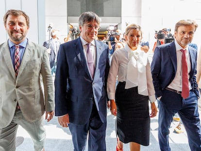 Toni Comín y Carles Puigdemont (a la izquierda y en el centro de la imagen), durante el viaje que hizo Yolanda Díaz a Bélgica para reunirse con el expresidente catalán.