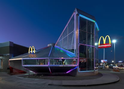 Restaurante McDonalds en Roswell, Nuevo México, en forma de platillo volante. 