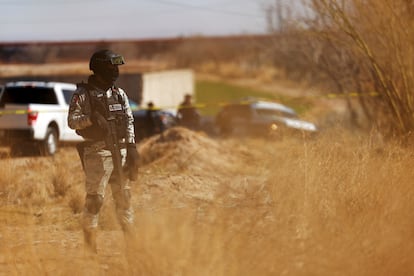 Un miembro de la Guardia Nacional resguarda el sitio donde dos hombres fueron asesinados, el 19 de febrero en Ciudad Juárez, México.