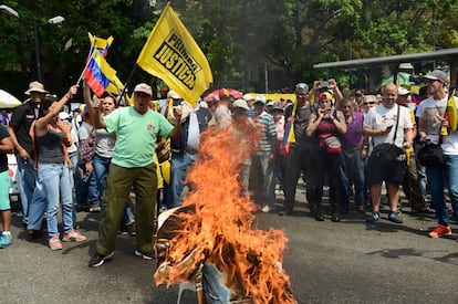 Manifestantes queman una efigie del presidente Nicolas Maduro durante las protestas en el lado este de Caracas.