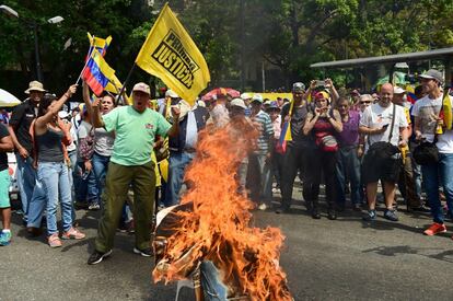 Manifestantes queman una efigie del presidente Nicolas Maduro durante las protestas en el lado este de Caracas.